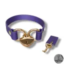 Collier AMARA en cuir vegan violet avec cadenas — Sur mesure avec texte personnalisable en option - 16 ou 25mm de largeur