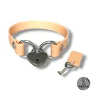 Collier AMARA en cuir vegan sable avec cadenas — Sur mesure avec texte personnalisable en option - 16 ou 25mm de largeur