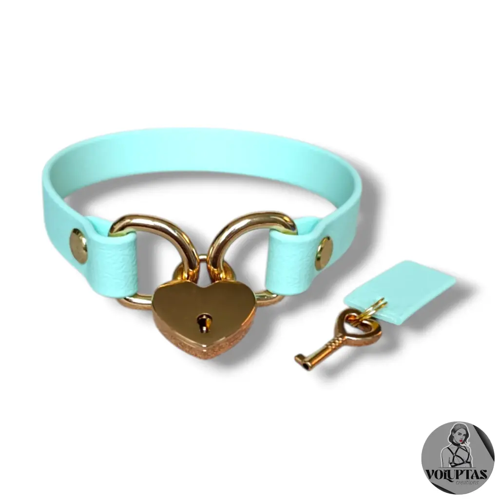 Collier AMARA en cuir vegan bleu pastel avec cadenas — Sur mesure avec texte personnalisable en option - 16 ou 25mm de largeur