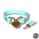 Collier AMARA en cuir vegan bleu pastel avec cadenas — Sur mesure avec texte personnalisable en option - 16 ou 25mm de largeur