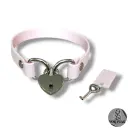 Collier AMARA en cuir vegan rose pastel avec cadenas — Sur mesure avec texte personnalisable en option - 16 ou 25mm de largeur