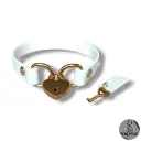 Collier AMARA en cuir vegan blanc avec cadenas — Sur mesure avec texte personnalisable en option - 16 ou 25mm de largeur