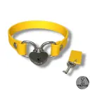 Collier AMARA en cuir vegan jaune tournesol avec cadenas — Sur mesure avec texte personnalisable en option - 16 ou 25mm de largeur