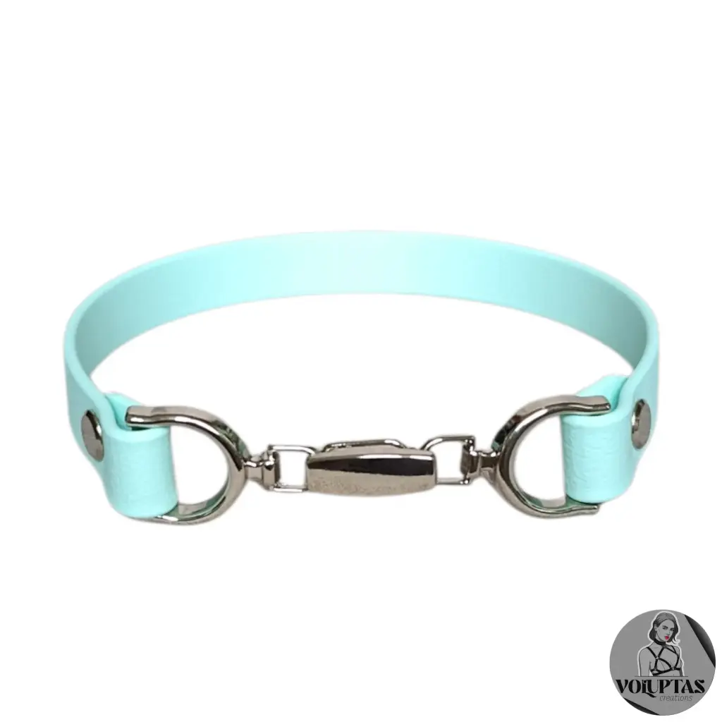 Collier ADORA en cuir vegan bleu pastel — Sur mesure avec texte personnalisable en option