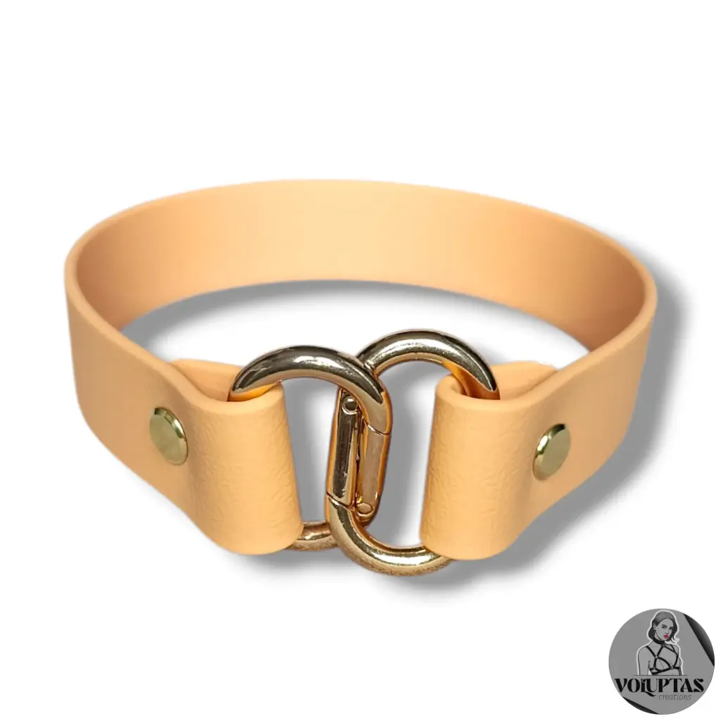 Collier NEXA en cuir vegan sable — Sur mesure avec texte personnalisable en option 