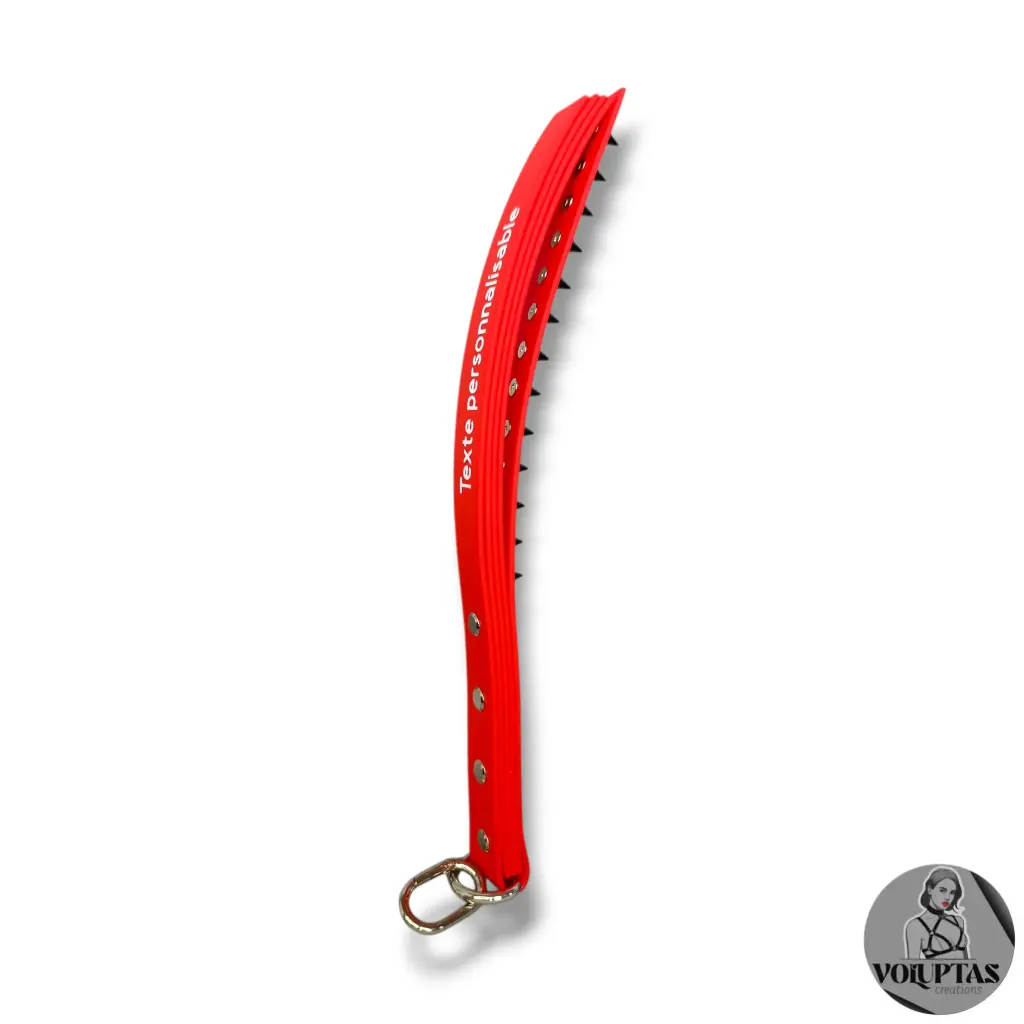 Slapper FERULA avec pics - 5 bandes de cuir vegan rouge — Texte en option personnalisable (+couleur au choix)