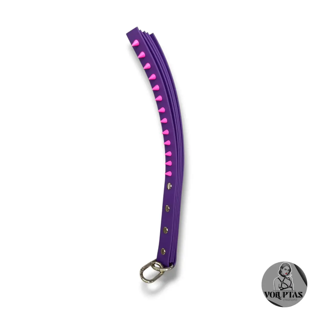 Slapper FERULA avec pics - 5 bandes de cuir vegan violet — Texte en option personnalisable (+couleur au choix) 