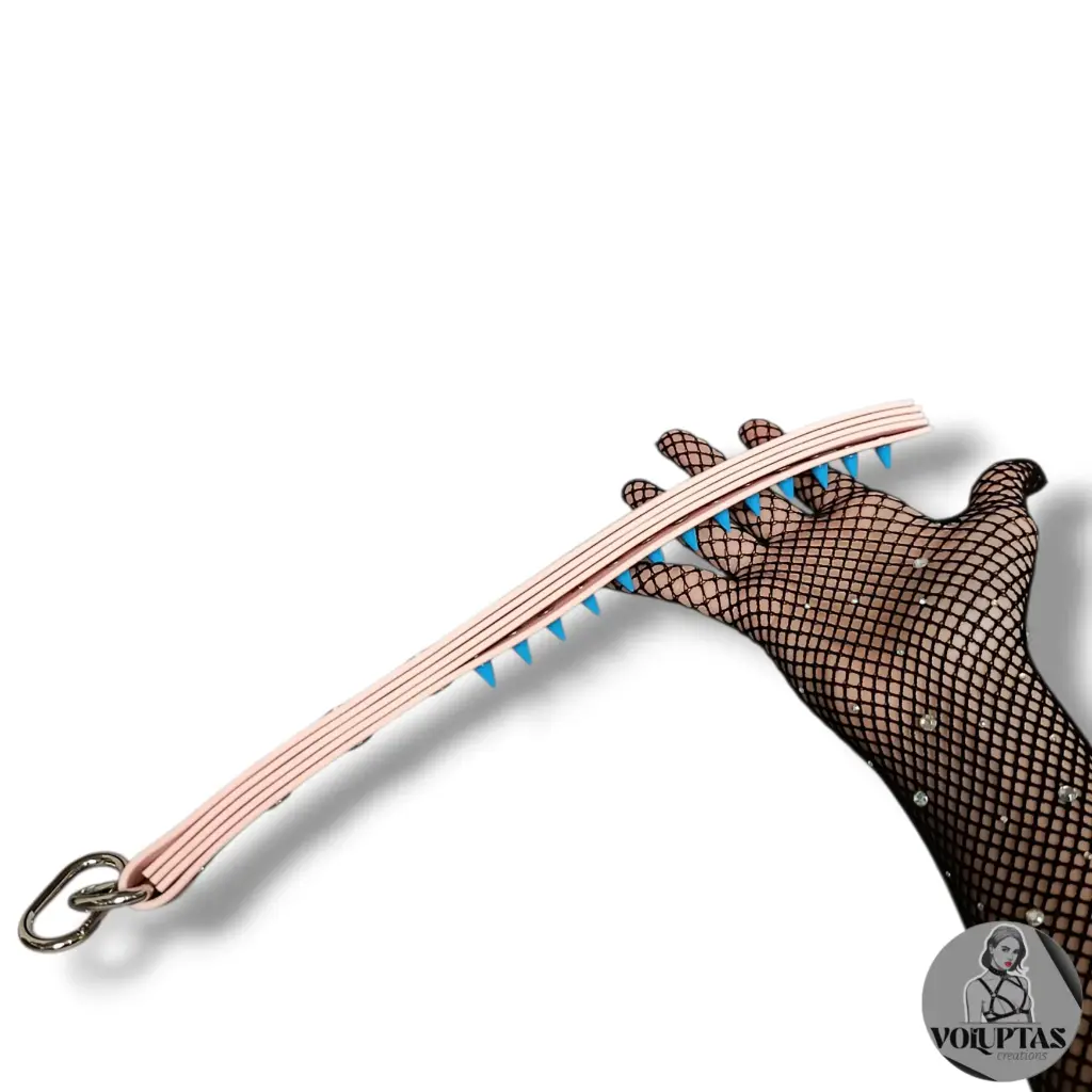 Slapper FERULA avec pics - 5 bandes de cuir vegan rose pastel — Texte en option personnalisable (+couleur au choix)