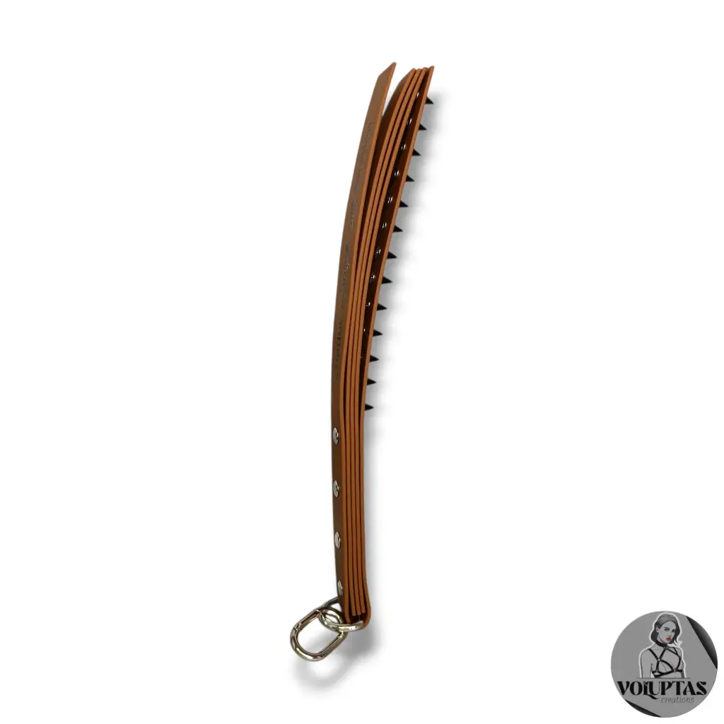 Slapper FERULA avec pics - 5 bandes de cuir vegan marron foncé — Texte en option personnalisable (+couleur au choix)