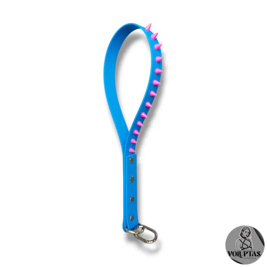 Slapper FERA avec pics en cuir vegan bleu —  Texte en option personnalisable (+couleur au choix)