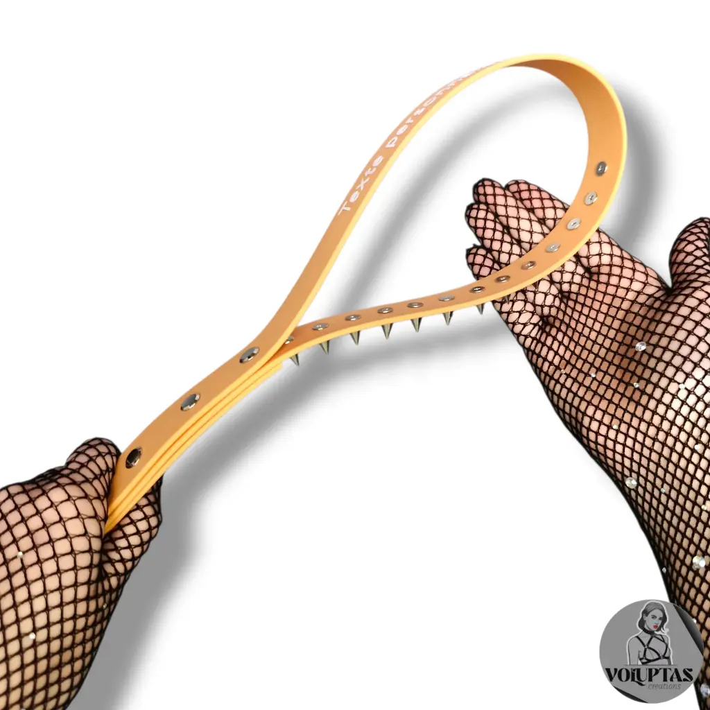 Slapper FERA avec pics en cuir vegan sable —  Texte en option personnalisable (+couleur au choix)