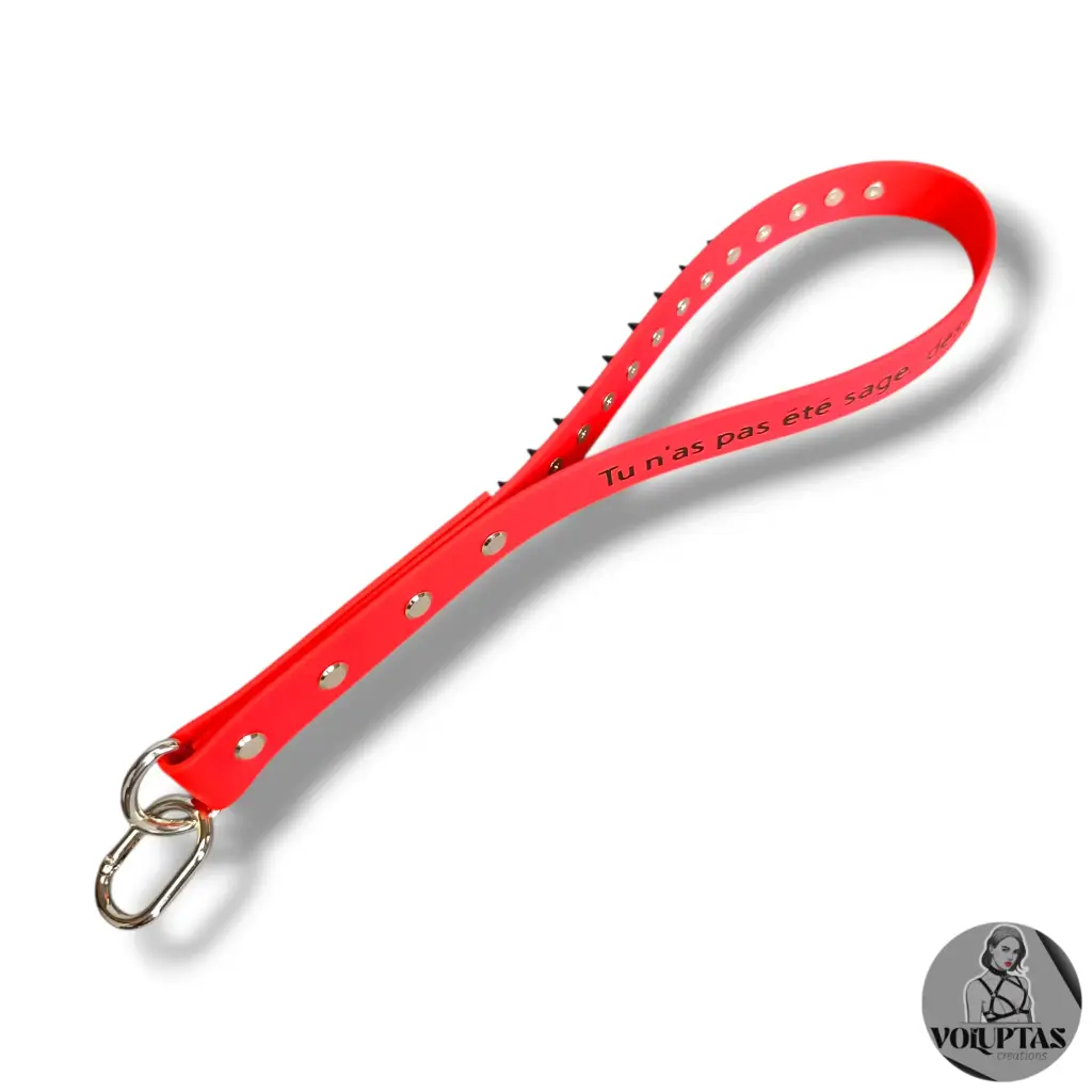 Slapper FERA avec pics en cuir vegan rouge —  Texte en option personnalisable (+couleur au choix)