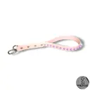 Slapper FERA avec pics en cuir vegan rose pastel —  Texte en option personnalisable (+couleur au choix)