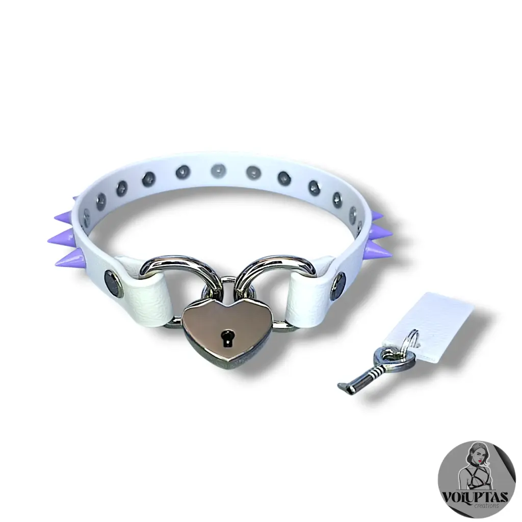 Collier AMARA en cuir vegan blanc avec cadenas & pics— Sur mesure - 16 ou 25mm de largeur 