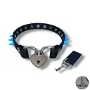 Collier AMARA en cuir vegan noir avec cadenas & pics— Sur mesure - 16 ou 25mm de largeur