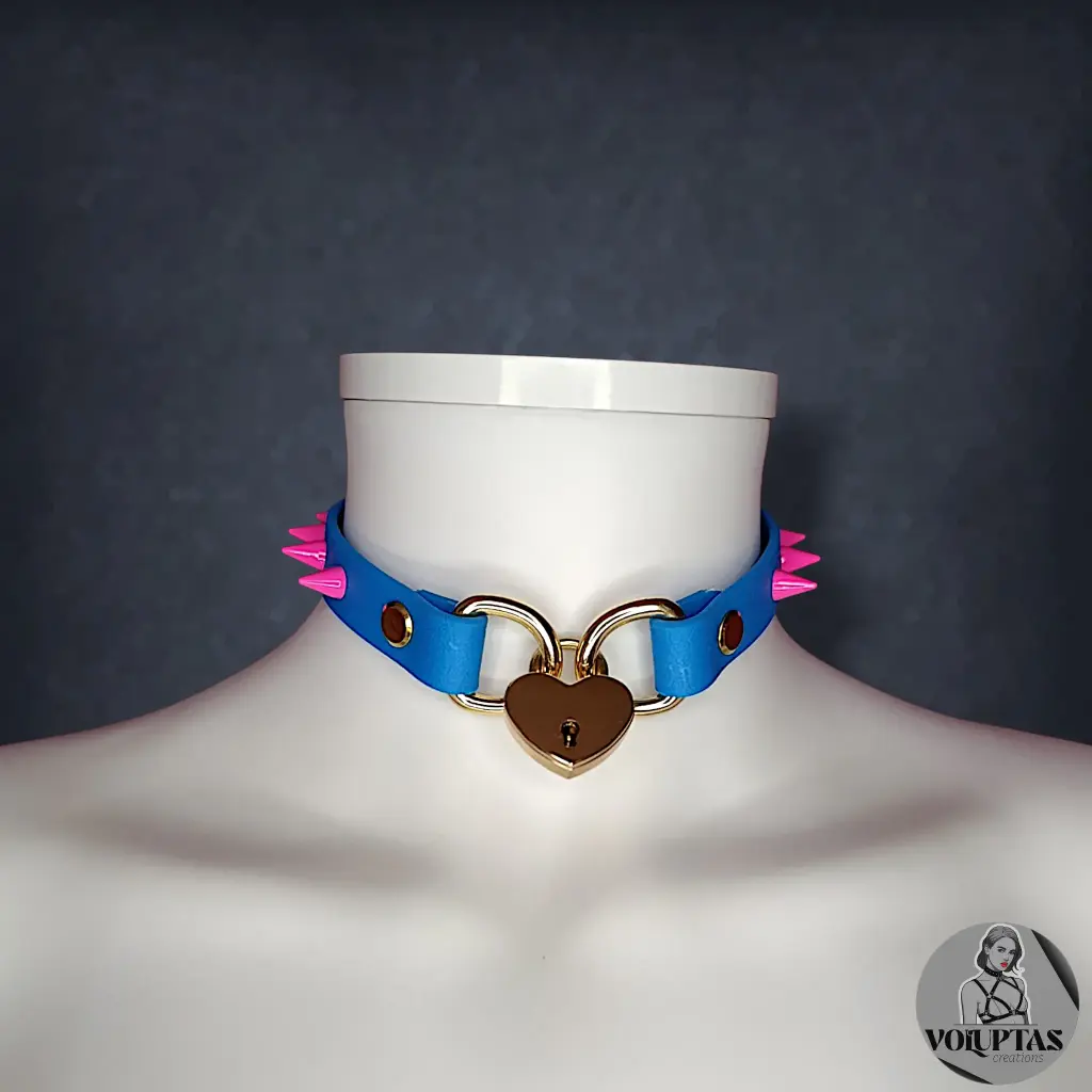 Collier AMARA en cuir vegan bleu avec cadenas & pics— Sur mesure - 16 ou 25mm de largeur 