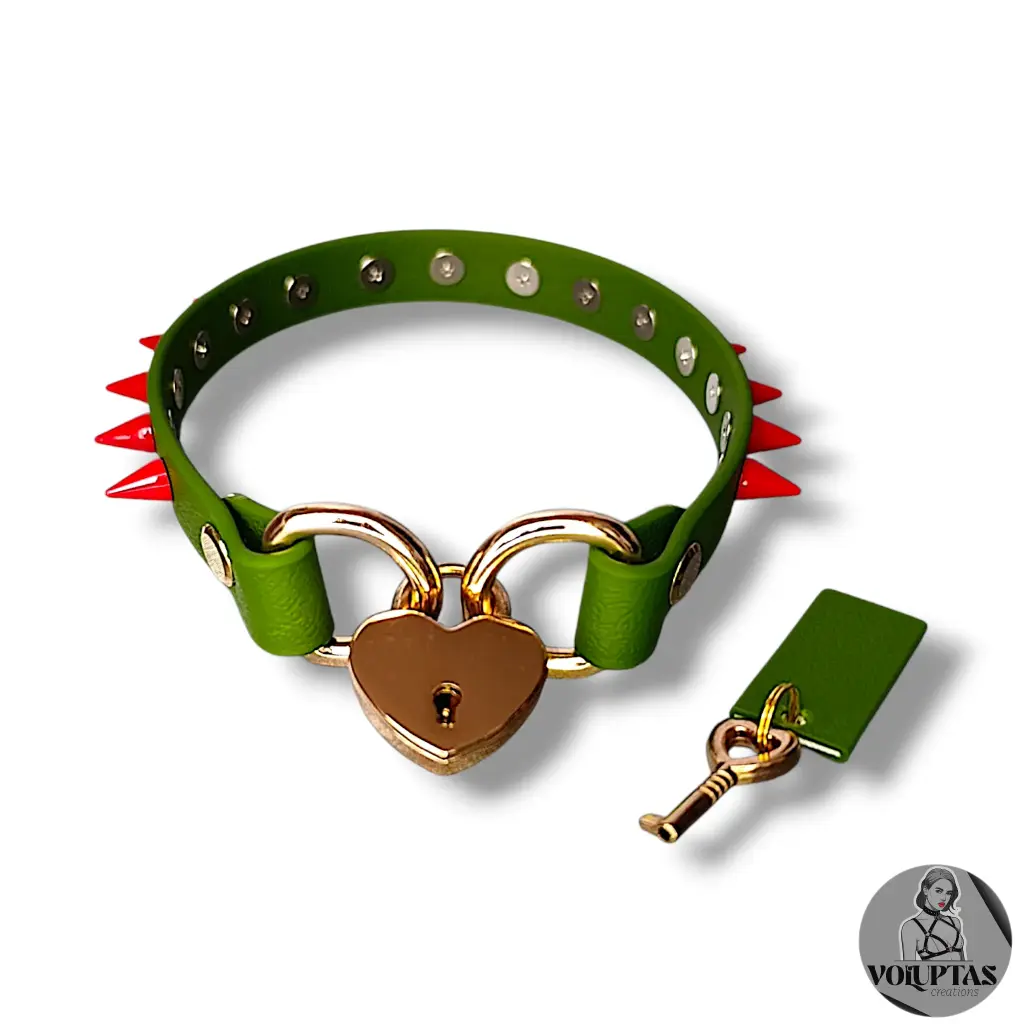 Collier AMARA en cuir vegan militaire avec cadenas & pics— Sur mesure avec texte personnalisable en option - 16 ou 25mm de largeur