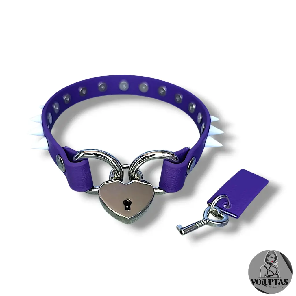 Collier AMARA en cuir vegan violet avec cadenas & pics— Sur mesure - 16 ou 25mm de largeur