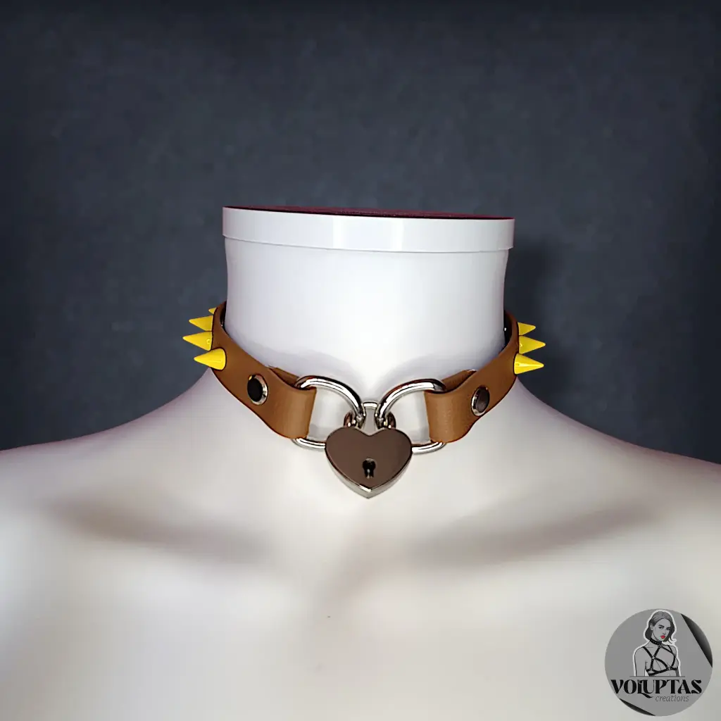 Collier AMARA en cuir vegan marron avec cadenas & pics— Sur mesure avec texte personnalisable en option - 16 ou 25mm de largeur