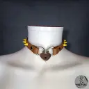 Collier AMARA en cuir vegan marron avec cadenas & pics— Sur mesure avec texte personnalisable en option - 16 ou 25mm de largeur