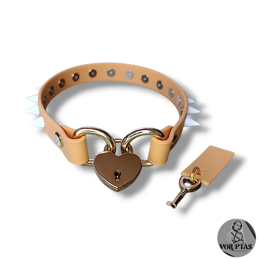 Collier AMARA en cuir vegan sable avec cadenas & pics— Sur mesure - 16 ou 25mm de largeur 