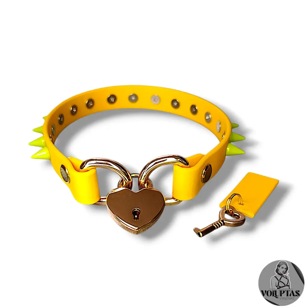 Collier AMARA en cuir vegan jaune tournesol avec cadenas & pics— Sur mesure - 16 ou 25mm de largeur