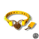 Collier AMARA en cuir vegan jaune tournesol avec cadenas & pics— Sur mesure - 16 ou 25mm de largeur