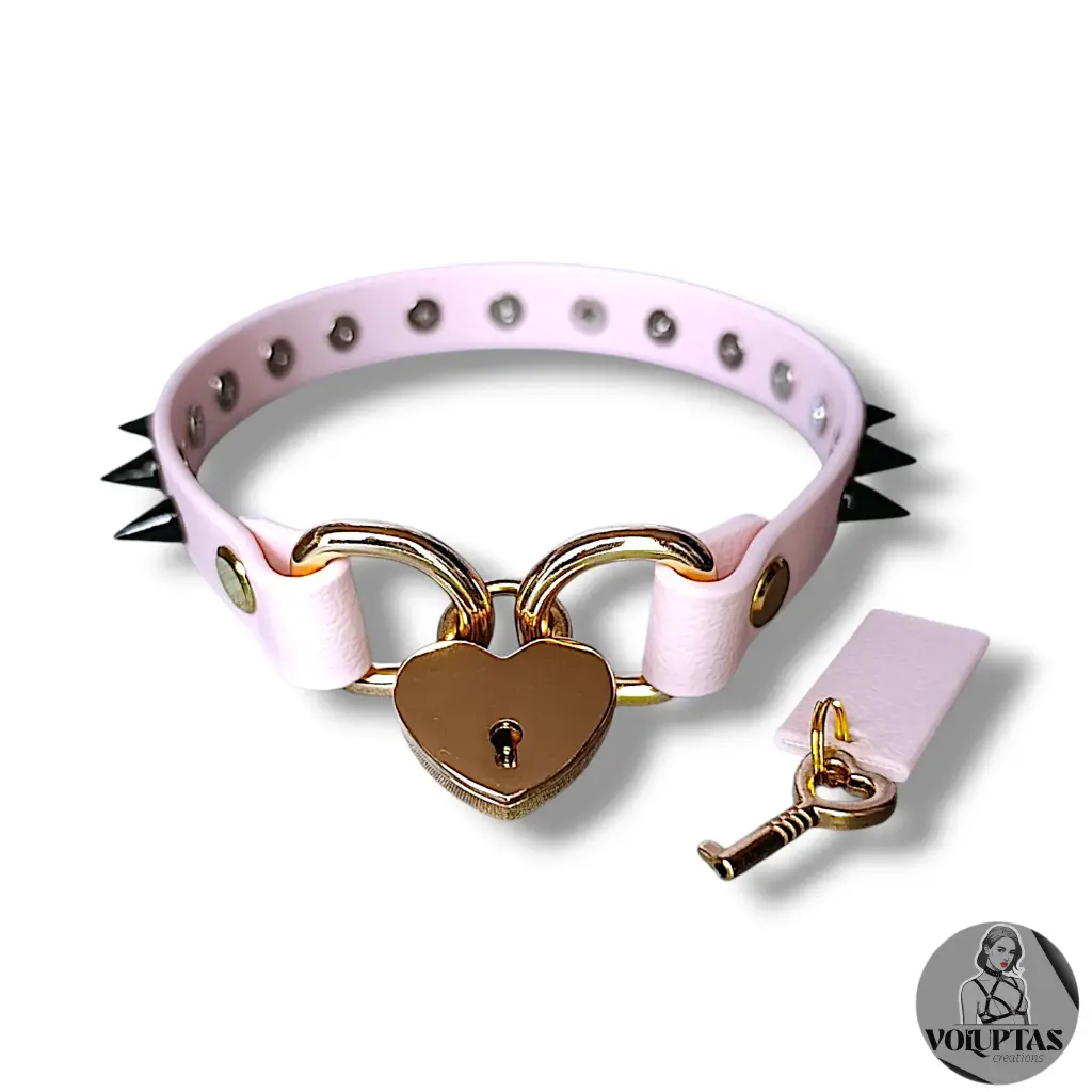 Collier AMARA en cuir vegan rose pastel avec cadenas & pics— Sur mesure - 16 ou 25mm de largeur
