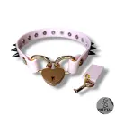 Collier AMARA en cuir vegan rose pastel avec cadenas & pics— Sur mesure - 16 ou 25mm de largeur