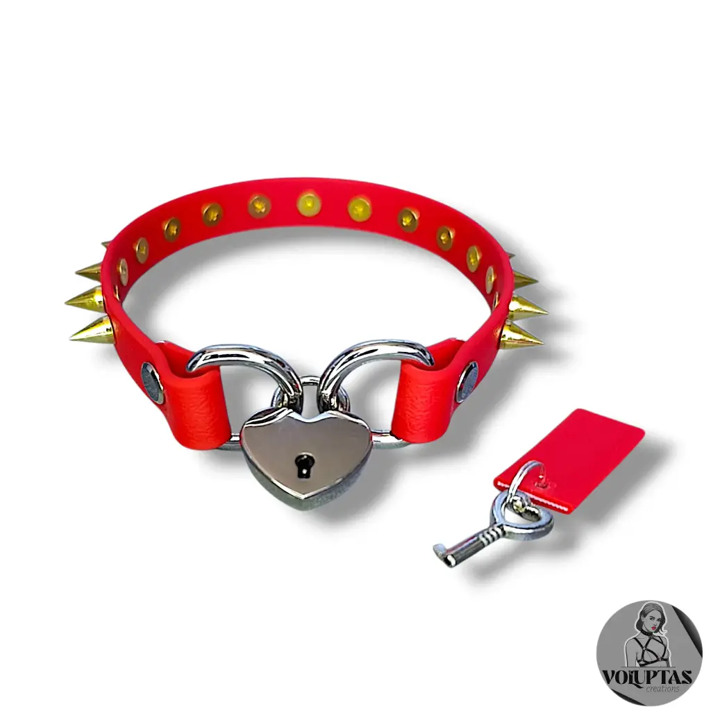 Collier AMARA en cuir vegan rouge avec cadenas & pics— Sur mesure avec texte personnalisable en option - 16 ou 25mm de largeur