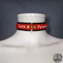 Collier DEVOTIA en cuir vegan noir & rouge — Texte personnalisable en option