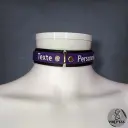 Collier DEVOTIA en cuir vegan noir & violet — Texte personnalisable en option