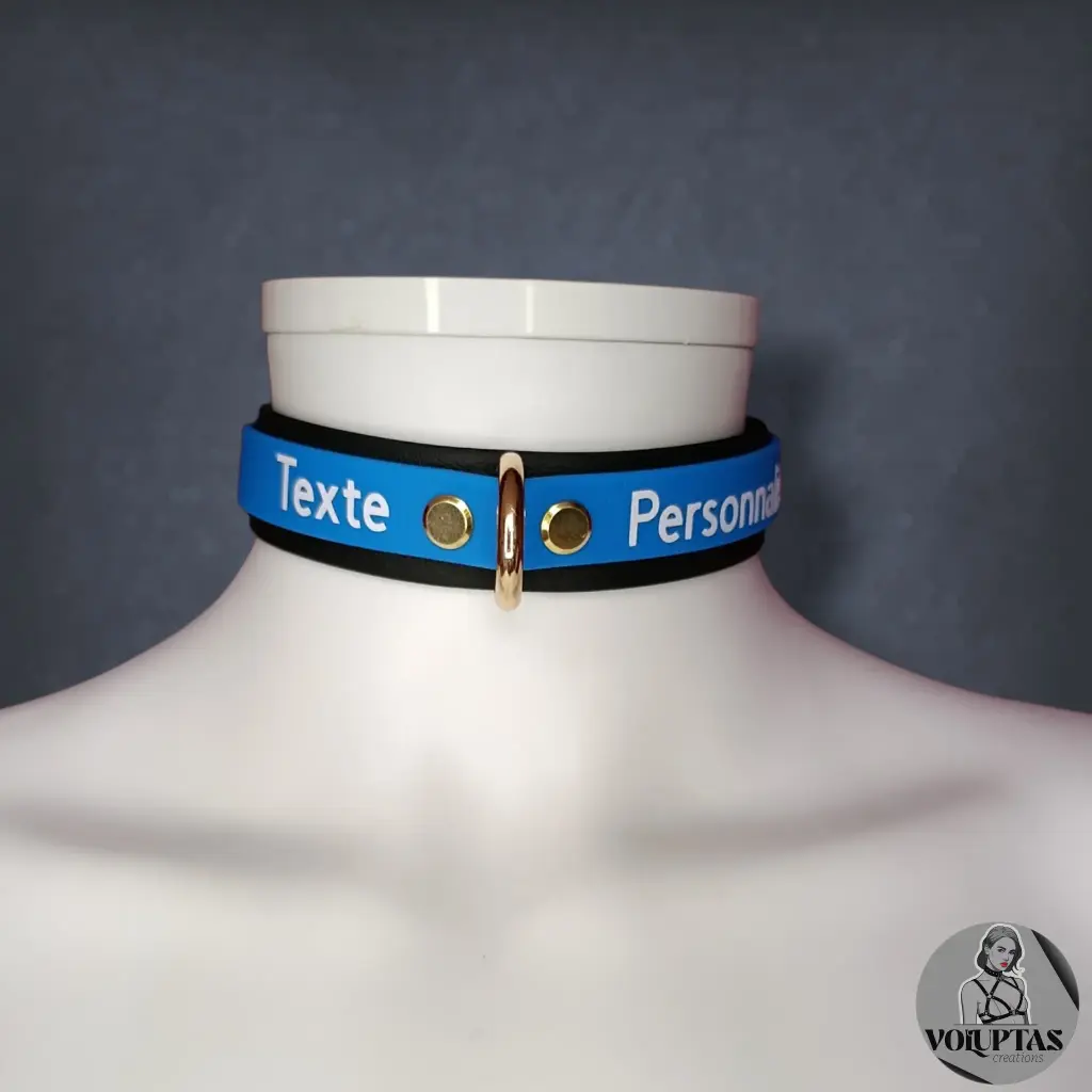 Collier DEVOTIA en cuir vegan noir & bleu — Texte personnalisable en option 