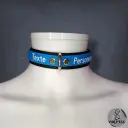 Collier DEVOTIA en cuir vegan noir & bleu — Texte personnalisable en option 