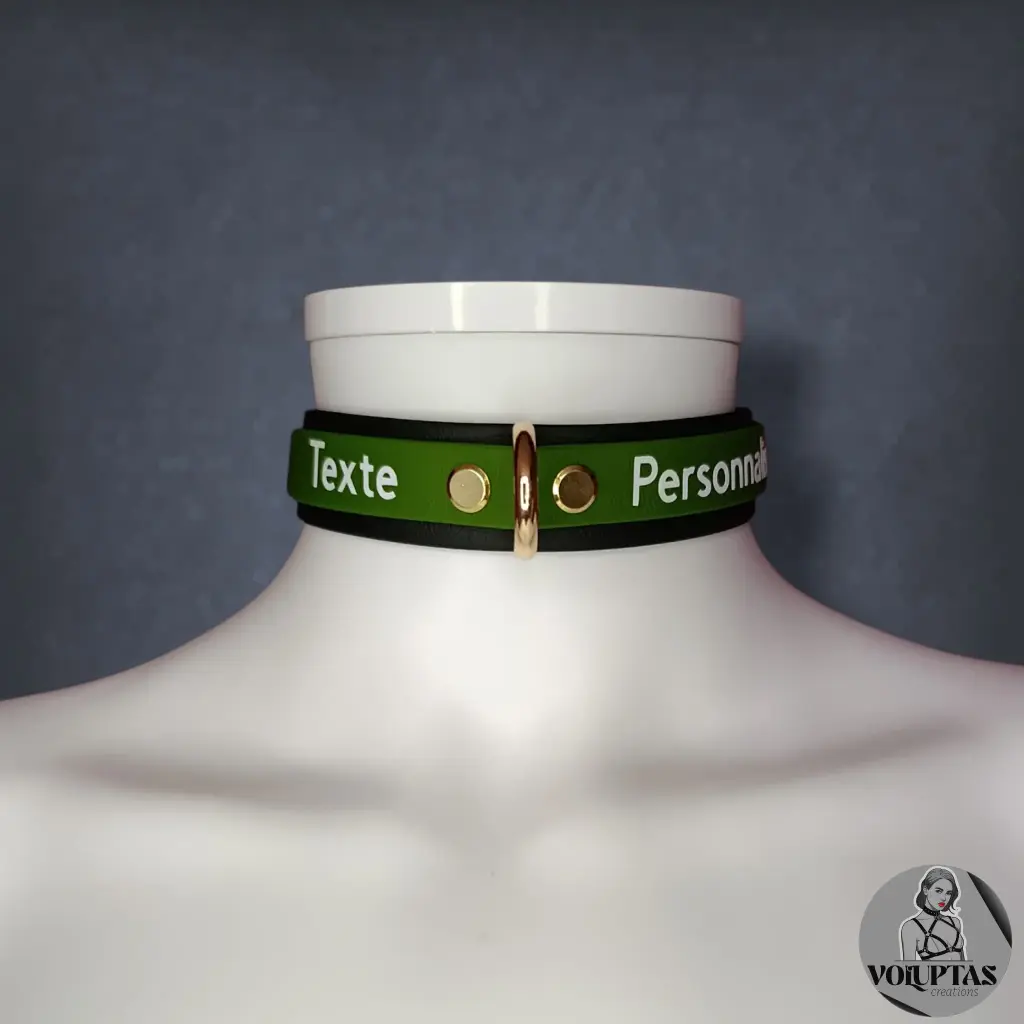 Collier DEVOTIA en cuir vegan noir & militaire — Texte personnalisable en option