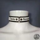 Collier DEVOTIA en cuir vegan noir & blanc — Texte personnalisable en option 