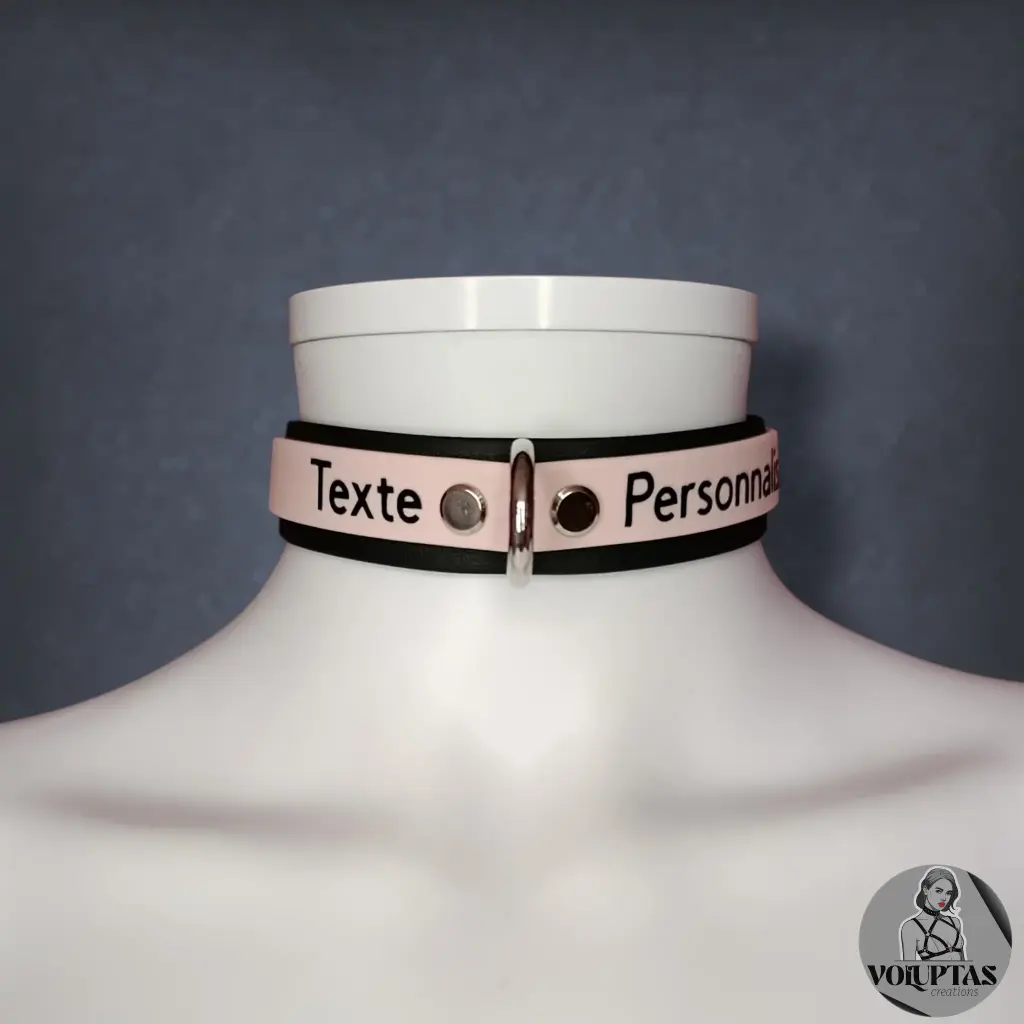 Collier DEVOTIA en cuir vegan noir & rose pastel — Texte personnalisable en option 