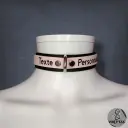 Collier DEVOTIA en cuir vegan noir & rose pastel — Texte personnalisable en option 