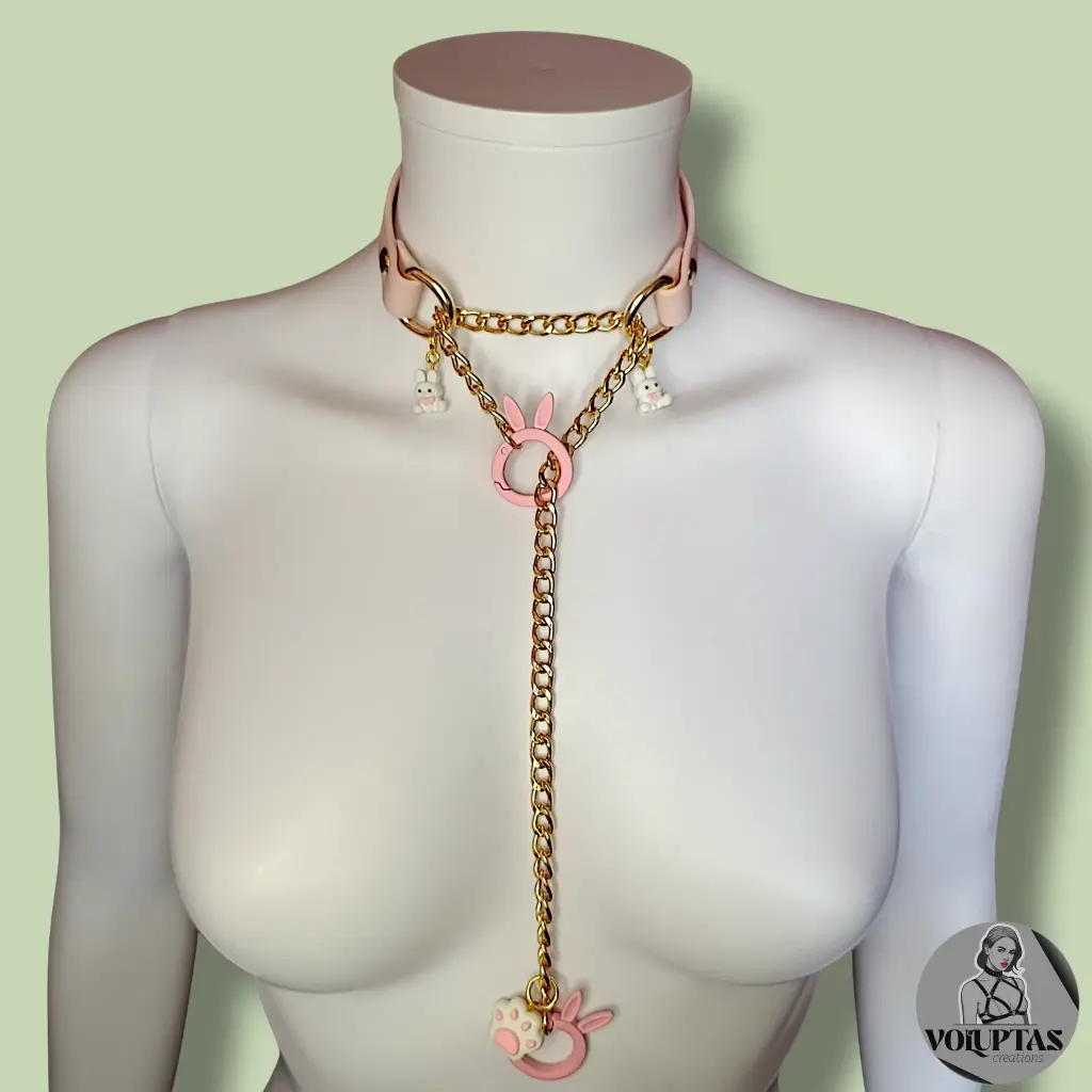 Collier martingale / étrangleur LAPINA en cuir vegan rose pastel + boucleries dorées — Sur mesure avec texte personnalisable en option 