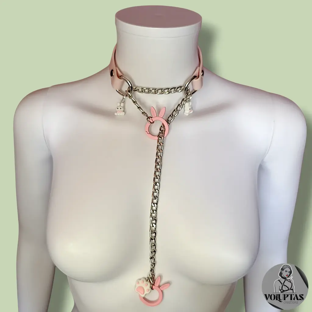 Collier martingale / étrangleur LAPINA en cuir vegan rose pastel + boucleries en acier — Sur mesure avec texte personnalisable en option