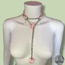Collier martingale / étrangleur LAPINA en cuir vegan rose pastel + boucleries en acier — Sur mesure avec texte personnalisable en option