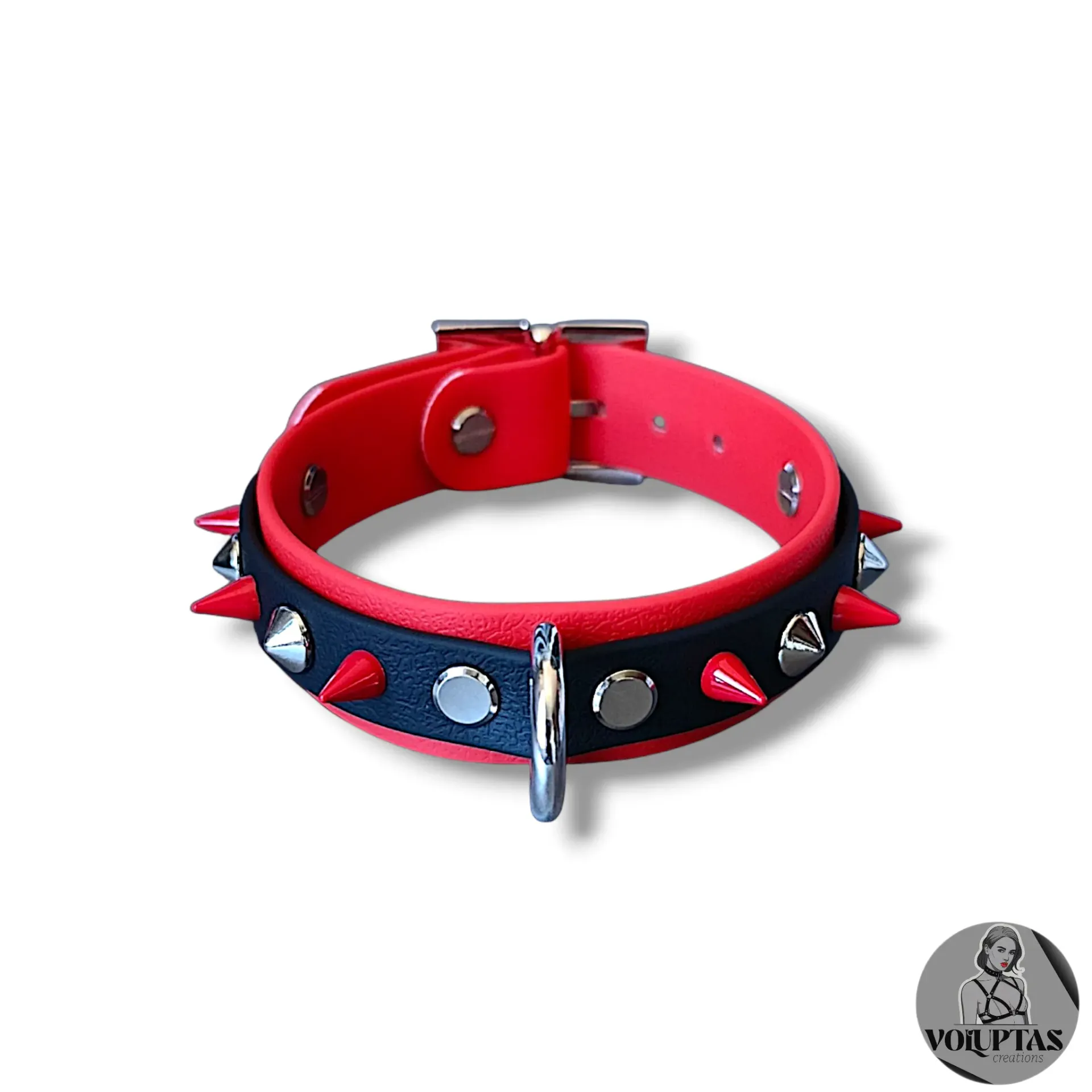 Collier BDSM FEROCIA en cuir vegan rouge & noir avec anneau D & pics rouges — Boucleries dorées ou acier