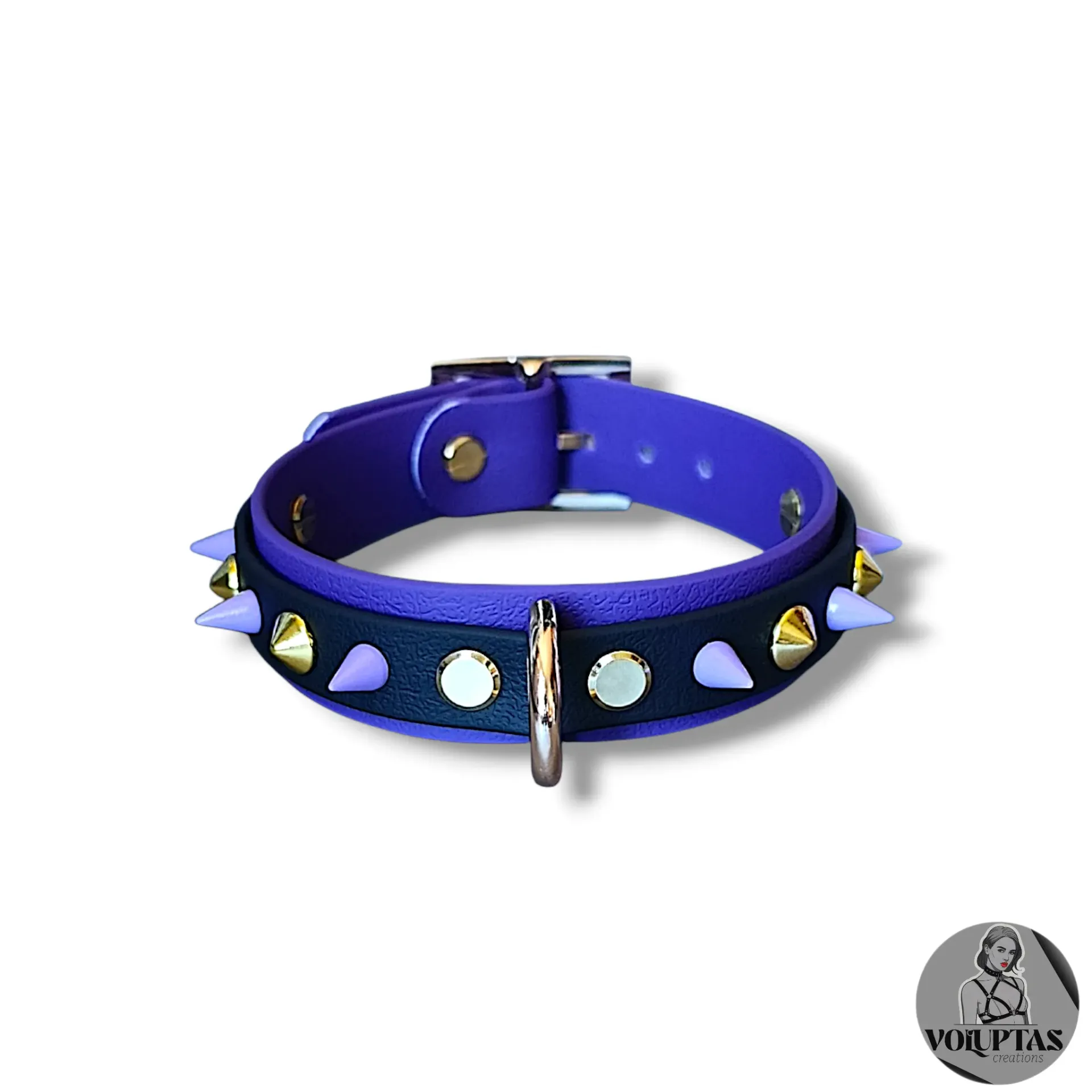 Collier BDSM FEROCIA en cuir vegan violet & noir avec anneau D & pics violets — Boucleries dorées ou acier