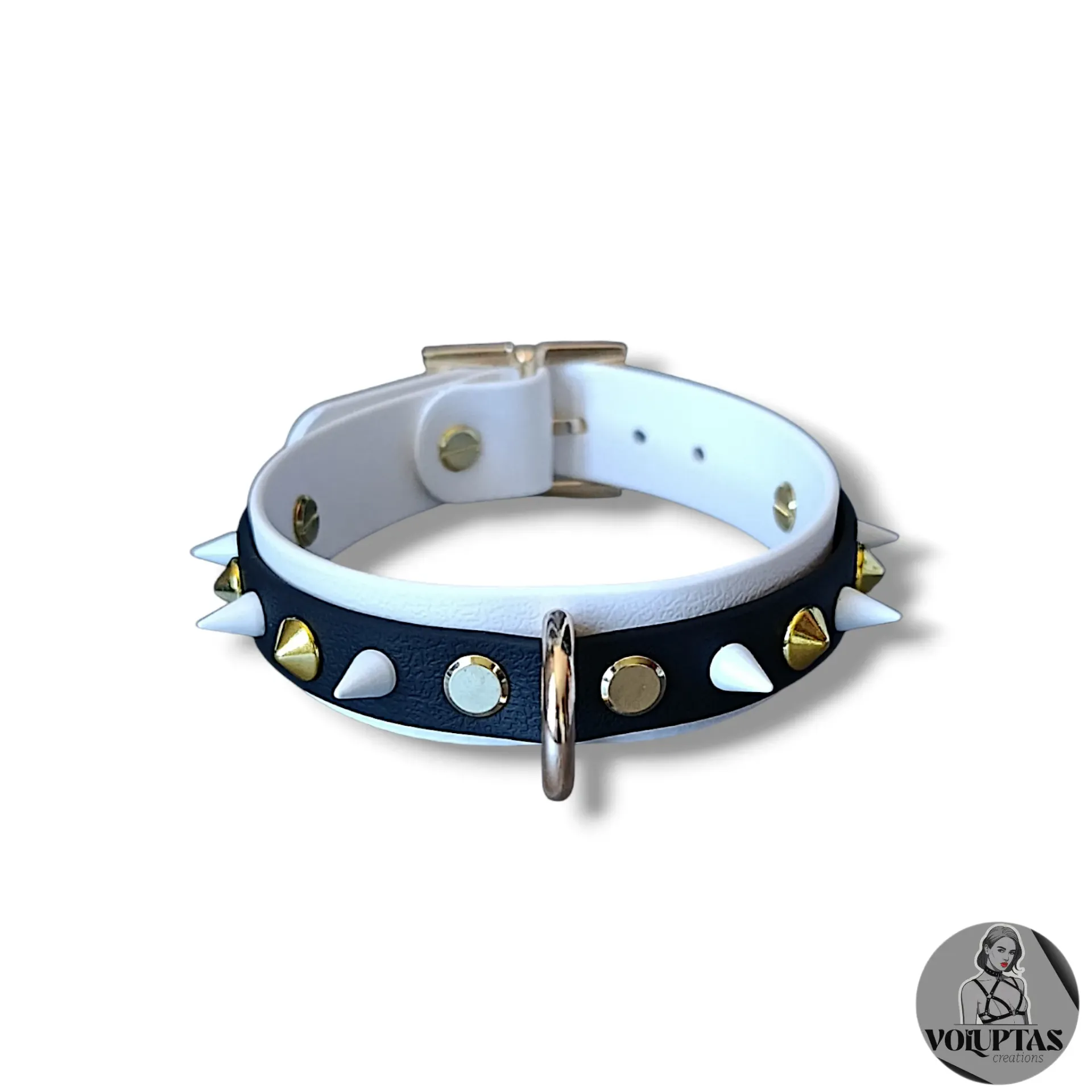 Collier BDSM FEROCIA en cuir vegan blanc & noir avec anneau D & pics blancs — Boucleries dorées ou acier