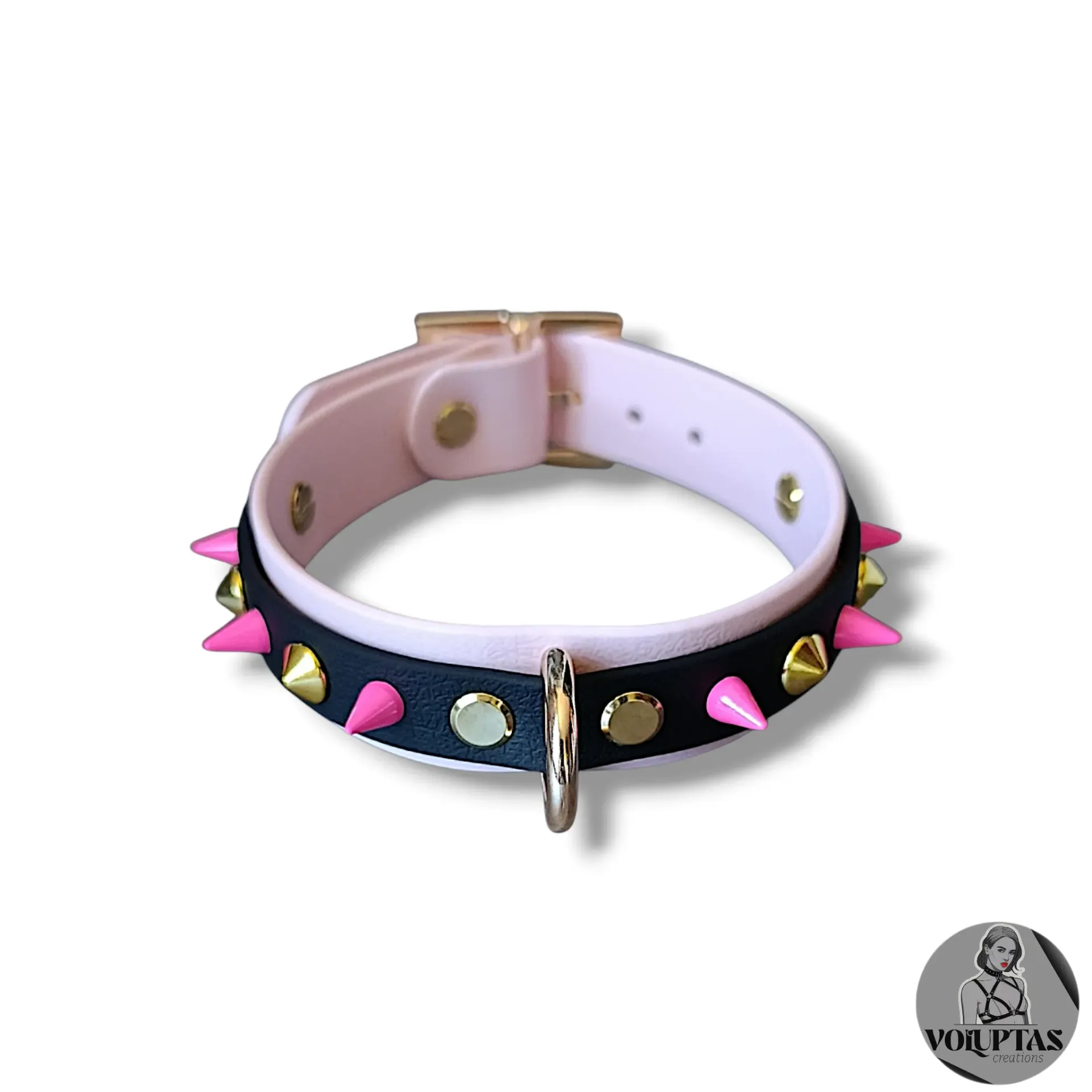 Collier BDSM FEROCIA en cuir vegan rose pastel & noir avec anneau D & pics roses — Boucleries dorées ou acier