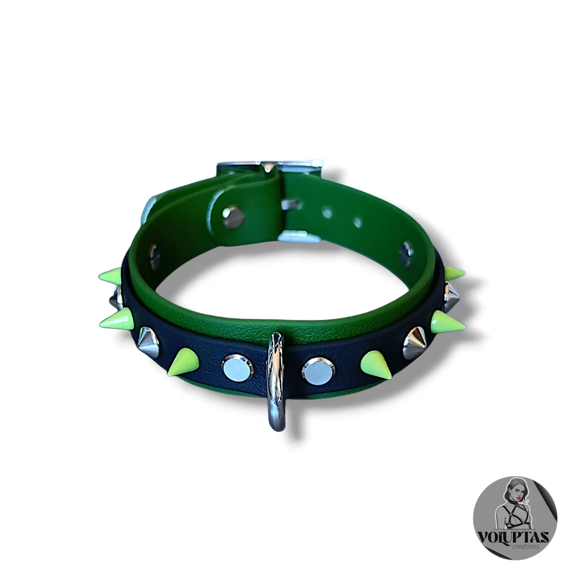 Collier BDSM FEROCIA en cuir vegan militaire & noir avec anneau D & pics verts — Boucleries dorées ou acier