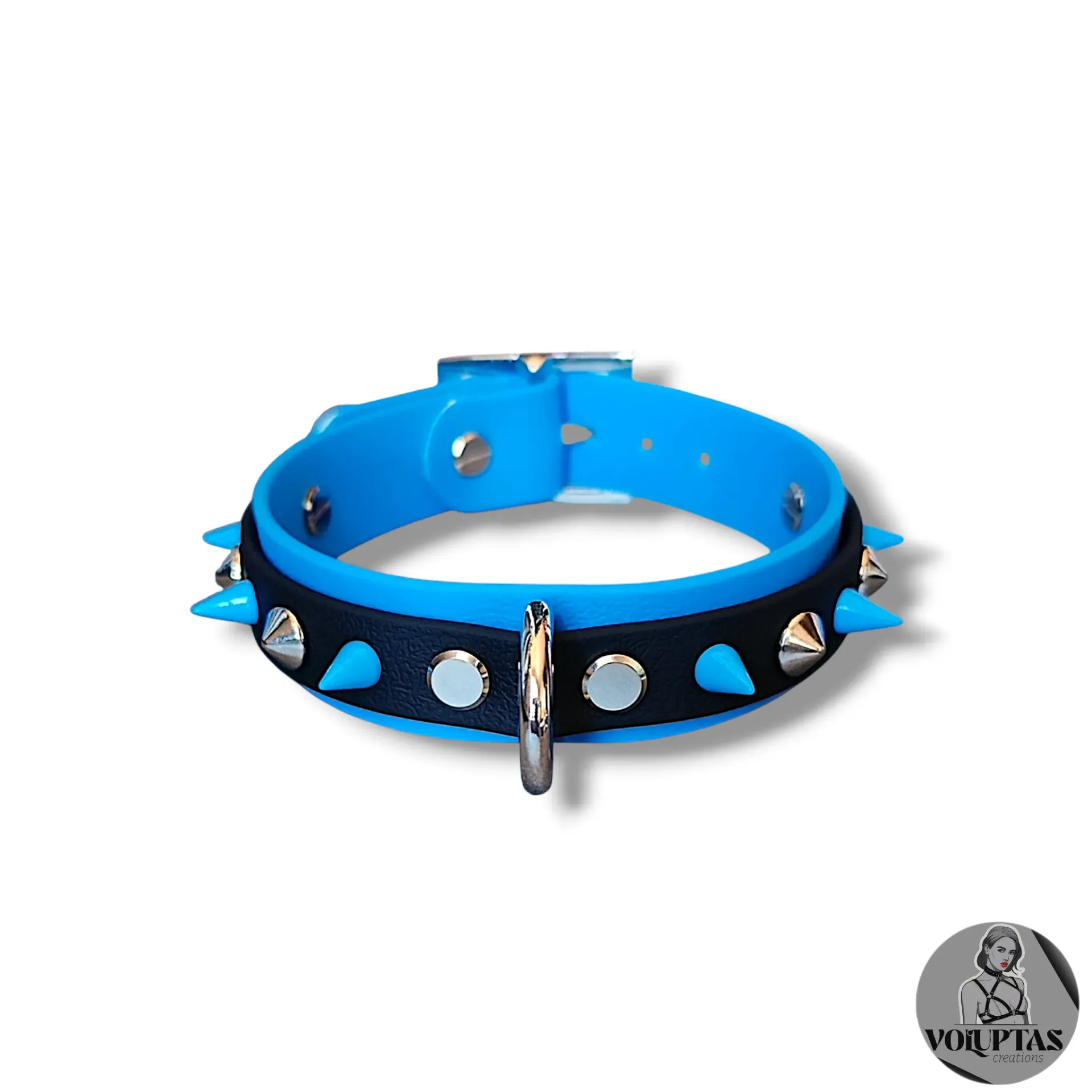Collier BDSM FEROCIA en cuir vegan bleu & noir avec anneau D & pics bleus — Boucleries dorées ou acier