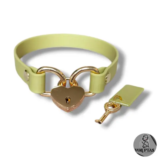 Collier AMARA en cuir vegan kaki avec cadenas — Sur mesure avec texte personnalisable en option - 16 ou 25mm de largeur